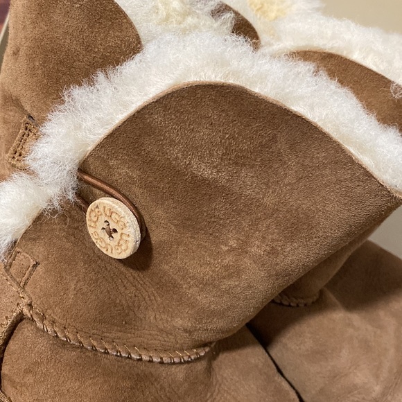 UGG BAILEY BUTTON Boots in Chestnut - Picture 7 of 9